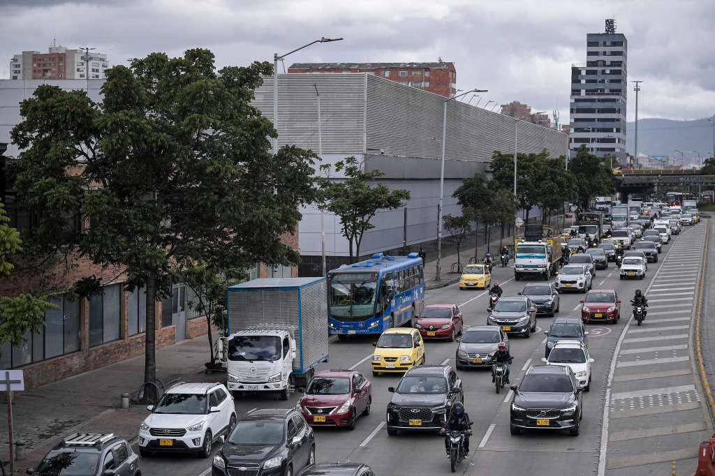 Trancones en Bogotá, y vehículos con placas en mal estado.