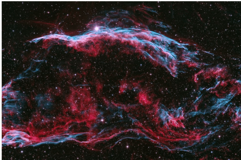 La imagen fue unida a partir de fotografías tomadas de la Nebulosa Velo en junio, julio y agosto de 2020. La foto, que fue tomada desde el condado de Pest en Hungría, fue capturada por Péter Feltóti.