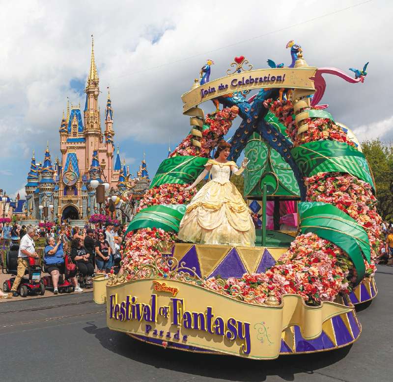 Celebre el espíritu de Disney mientras Magic Kingdom cobra vida con música y bailes durante un tributo a las historias de Fantasyland, con el Disney Festival of Fantasy Parade.