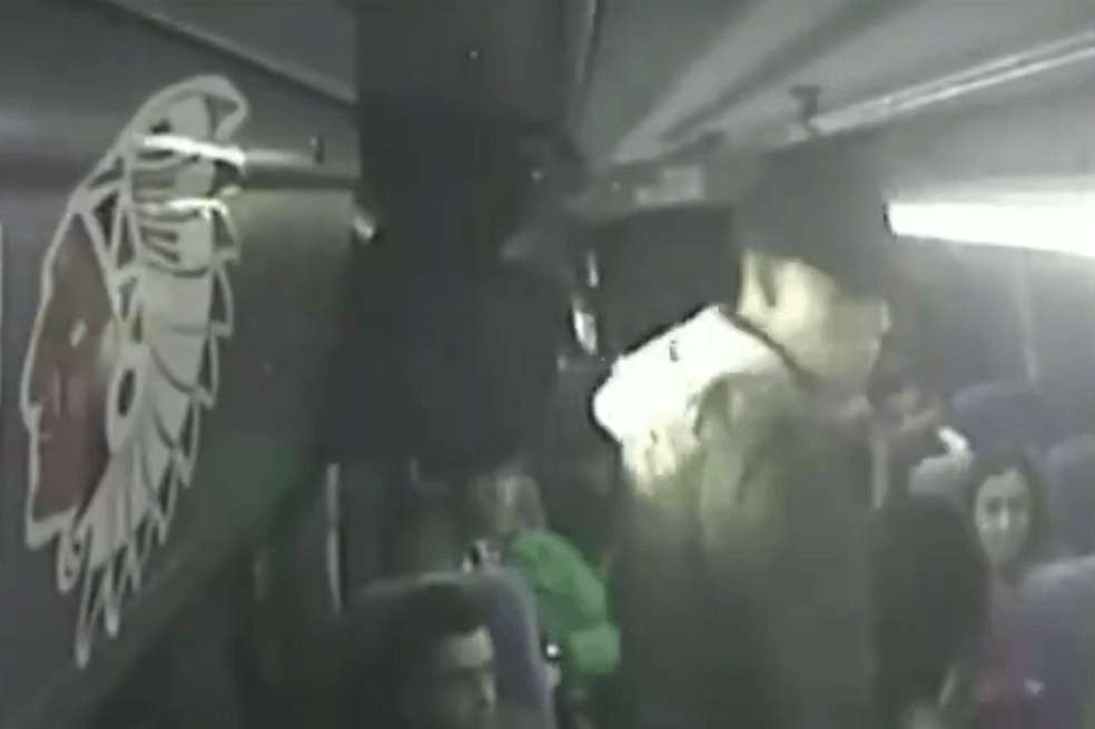 Los delincuentes portaban un arma de fuego y varios cuchillos.  / Captura de la cámara de seguridad