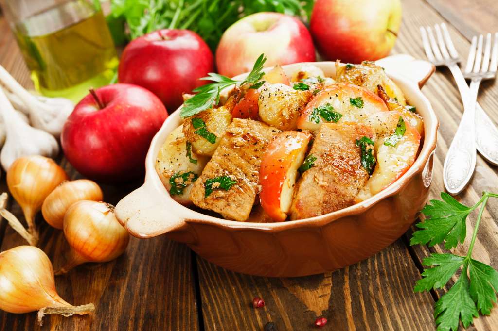 Pollo con manzana y tocino