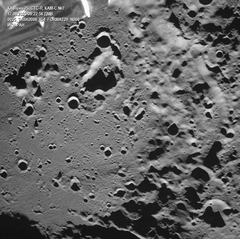 ESPACIO, 17/08/2023.-Vista de la foto difundida por la agencia espacial rusa Roscosmos enviada por la sonda Luna-25. que contiene una imagen del cráter Zeeman, en la cara oculta de la Luna. La sonda rusa Luna-25, cuya misión es ser la primera nave espacial en alunizar en el Polo Sur del satélite terrestre, entró hoy, miércoles, en la órbita lunar tras cinco días y casi diez horas de travesía. EFE/Roscosmos SOLO USO EDITORIAL/SOLO DISPONIBLE PARA ILUSTRAR LA NOTICIA QUE ACOMPAÑA (CRÉDITO OBLIGATORIO)