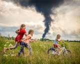 Niñas ucranianas “bajo las oscuras nubes de la guerra”, Foto del Año UNICEF