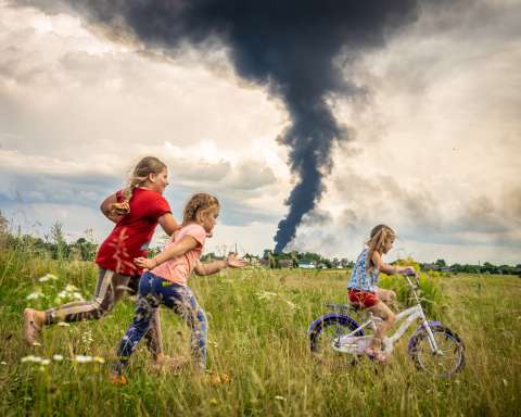 Niñas ucranianas “bajo las oscuras nubes de la guerra”, Foto del Año UNICEF