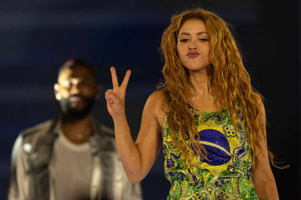 FOTODELDÍA AME8897. RÍO DE JANEIRO (BRASIL), 02/05/2026.- La cantante colombiana Shakira se presenta durante un concierto este sábado, en la playa de Copacabana en Río de Janeiro (Brasil). EFE/ Andre Coelho
