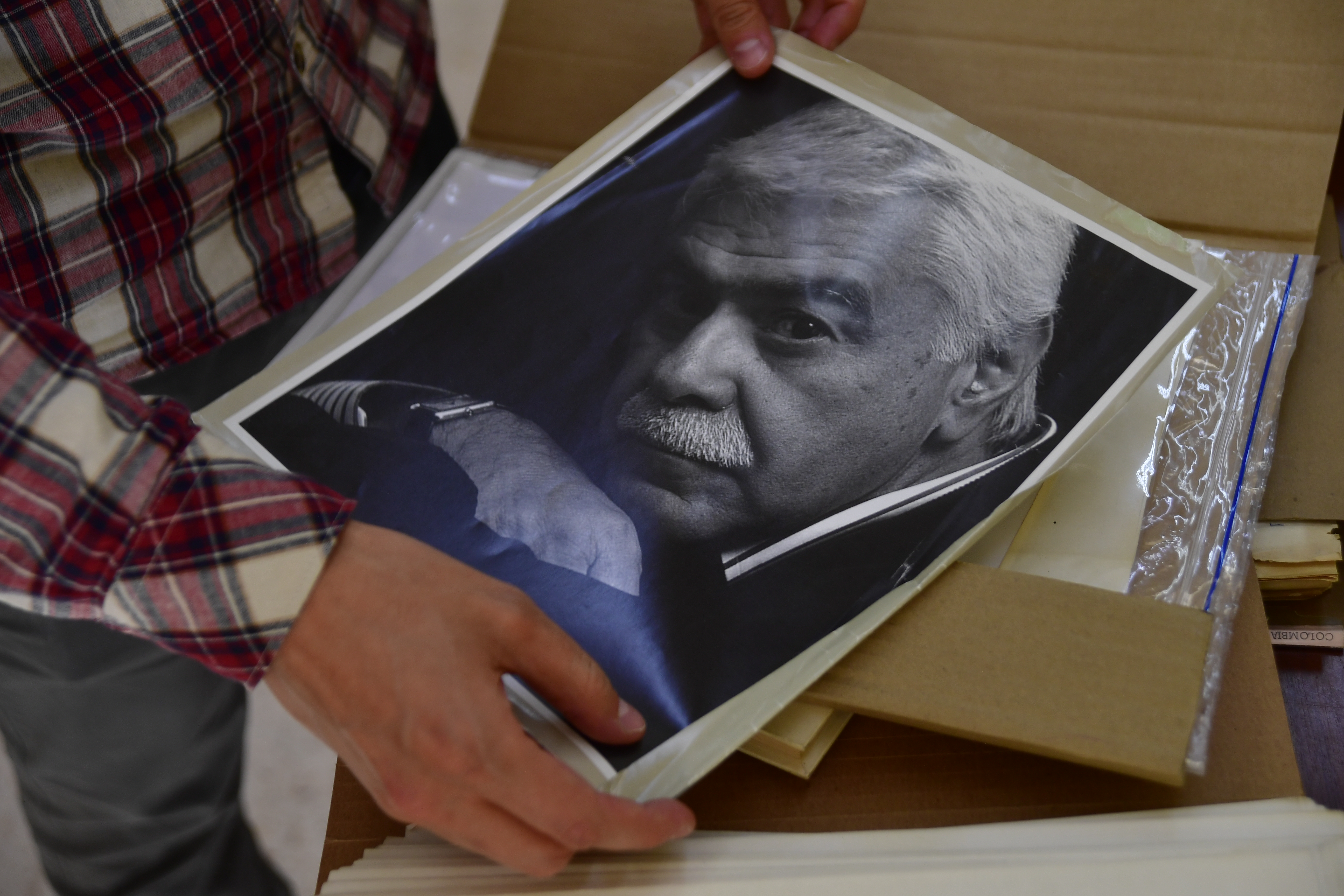 Entre los documentos del archivo hay artículos, libros firmados, manuscritos originales, cartas y fotografías, entre otros.
