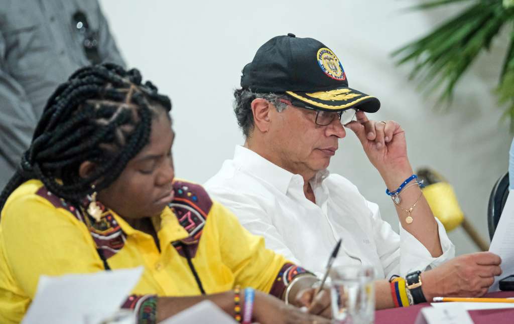 AME1737. TUMACO (COLOMBIA), 23/01/2024.- Fotografía cedida por presidencia de Colombia del presidente Gustavo Petro y la vicepresidenta Francia Márquez durante una visita a Tumaco, hoy en Tumaco (Colombia). El presidente de Colombia, Gustavo Petro, lamentó este martes que la región del Pacífico, donde trasladó la sede del Ejecutivo durante una semana, es "la tierra del olvido" y prometió facilitar una transformación territorial que garantice la salida de la pobreza de esta zona. El mandatario hizo referencia a una canción del colombiano Carlos Vives en un evento en el que escuchó a los líderes de las comunidades indígenas awá del departamento de Nariño, fronterizo con Ecuador. EFE/ Andrea Puentes/Presidencia de Colombia/ SOLO USO EDITORIAL/NO VENTAS/SOLO DISPONIBLE PARA ILUSTRAR LA NOTICIA QUE ACOMPAÑA/CRÉDITO OBLIGATORIO