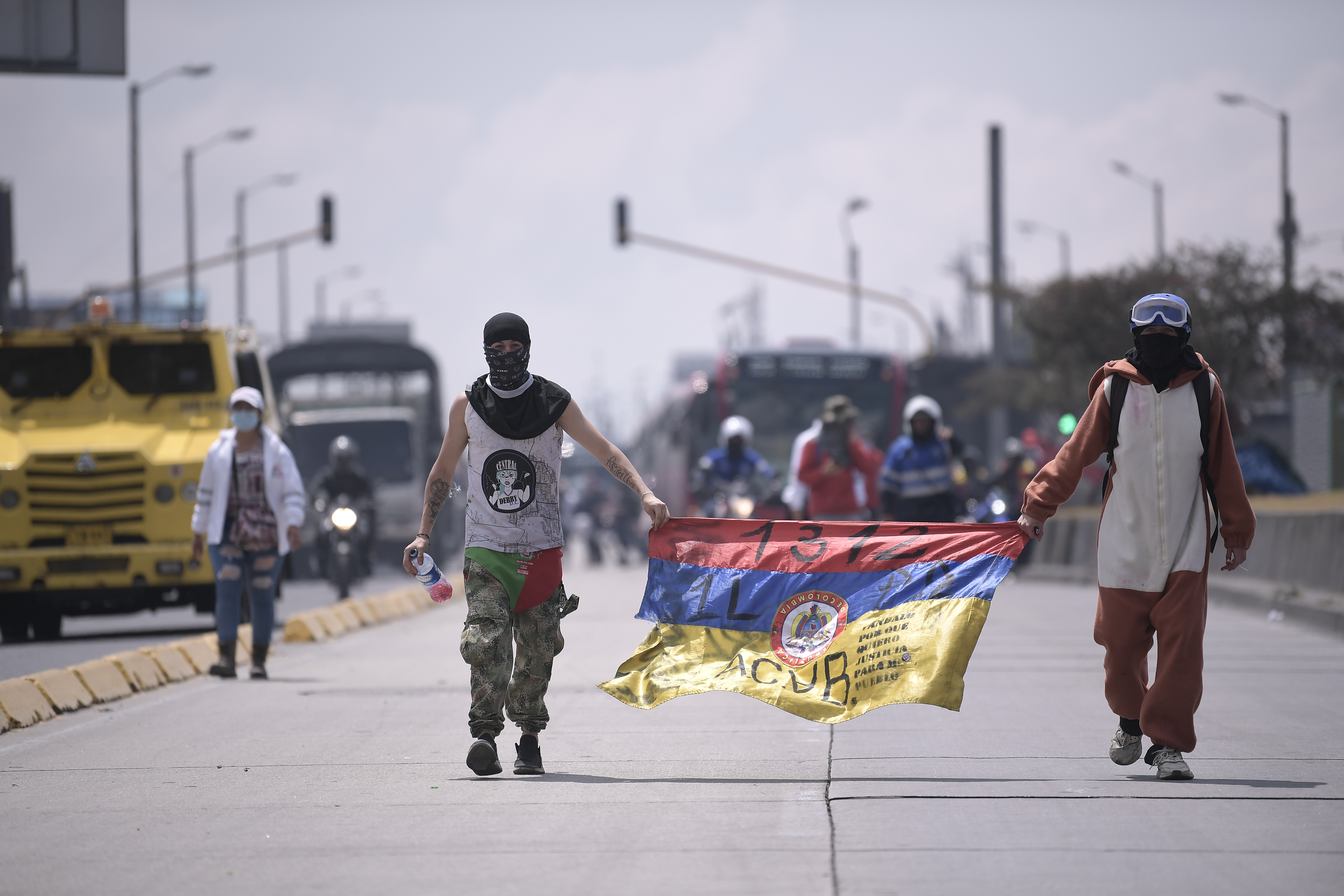 Cientos de habitantes de la localidad de Kennedy conmemoraron 9 meses del estallido social con una marcha pacífica y pedagógica por las calles del sector. Protestaron contra la represión policial, el alza del pasaje de Transmilenio y el aumento de impuestos al costo de vida. Además rechazaron la orden del Ministerio de Defensa de militarizar el denominado Portal Resistencia.