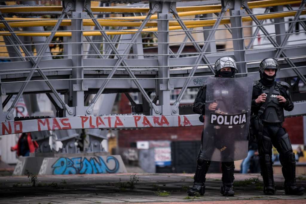 Miembros del Esmad hicieron presencia en la U. Nacional desde tempranas horas de la tarde.