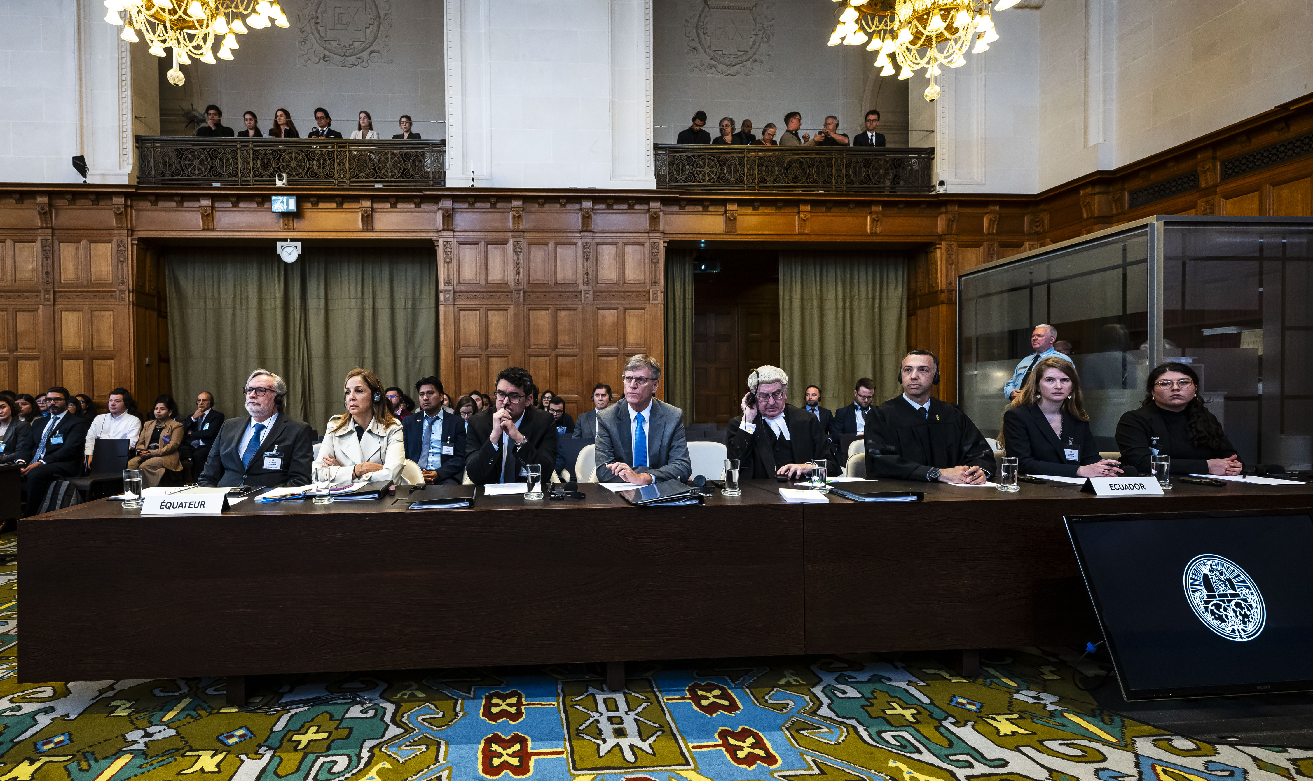 LA HAYA (PAÍSES BAJOS), 30/04/2024.-El Gobierno de México acusó este martes a Ecuador ante la Corte Internacional de Justicia (CIJ) de "cruzar líneas que no se deben cruzar en el derecho internacional" por el asalto a la embajada mexicana en Quito para arrestar al exvicepresidente Jorge Glas, al que México había concedido el asilo. En la imagen, integrantes de la delegación ecuatoriana. EFE/ICJ PEACE PALACE/SOLO USO EDITORIAL/SOLO DISPONIBLE PARA ILUSTRAR LA NOTICIA QUE ACOMPAÑA (CRÉDITO OBLIGATORIO)