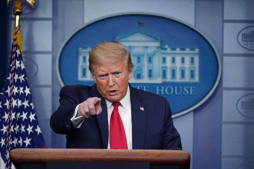 El presidente de los Estados Unidos, Donald Trump, habla durante la sesión informativa diaria sobre el nuevo coronavirus. / AFP