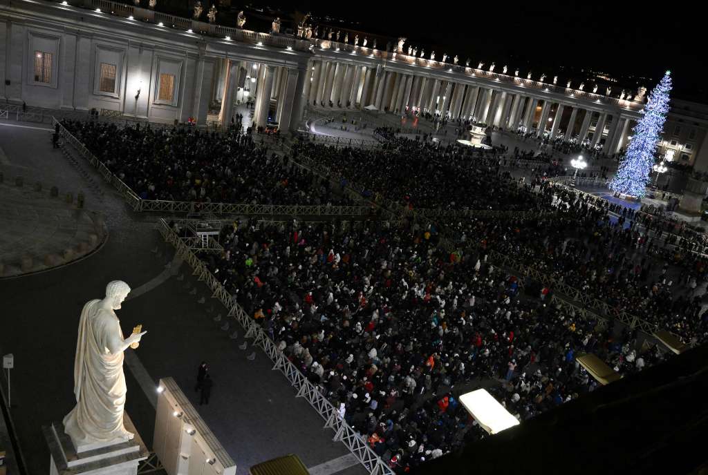 -FOTODELDÍA- CIUDAD DEL VATICANO (VATICANO), 24/12/2024.- Cientos de fieles asisten a la apertura de la 'Puerta Santa' y a la misa de Nochebuena presidida por el Papa Francisco en la plaza de San Pedro, este martes en el Vaticano. EFE/ Ettore Ferrari
