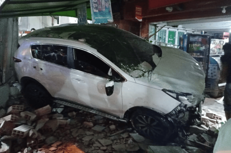 La camioneta irrumpió en un local comercial en la vía al Llano.
