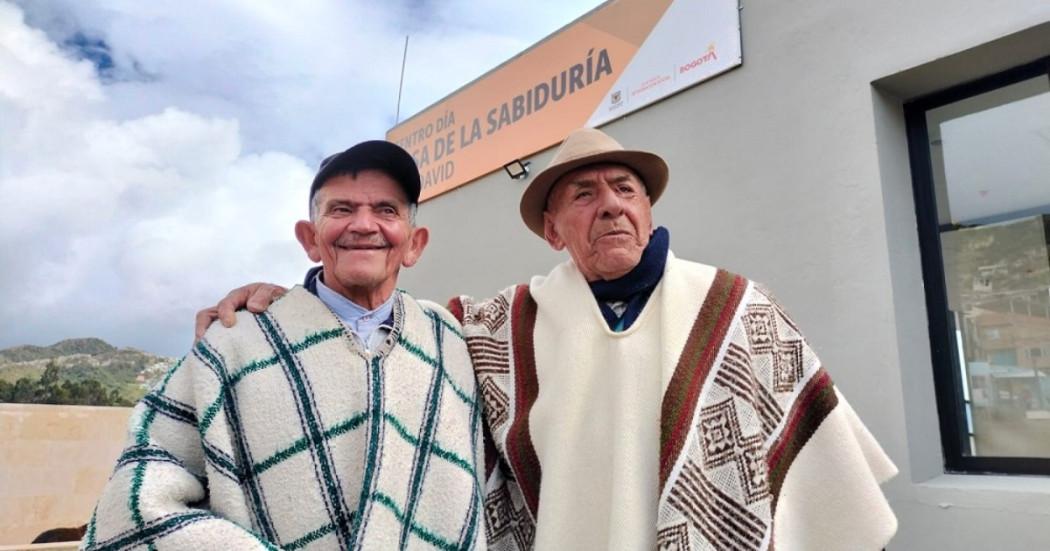 En los Centros Día de Bogotá, los adultos mayores desafían el tiempo con pinceles, hilos y melodías, descubriendo talentos ocultos.