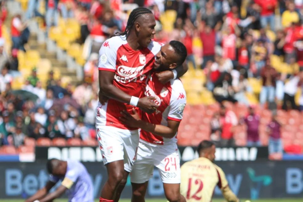 Hugo Rodallega y Jersson González celebran el tanto con el que Santa Fe se puso en ventaja.