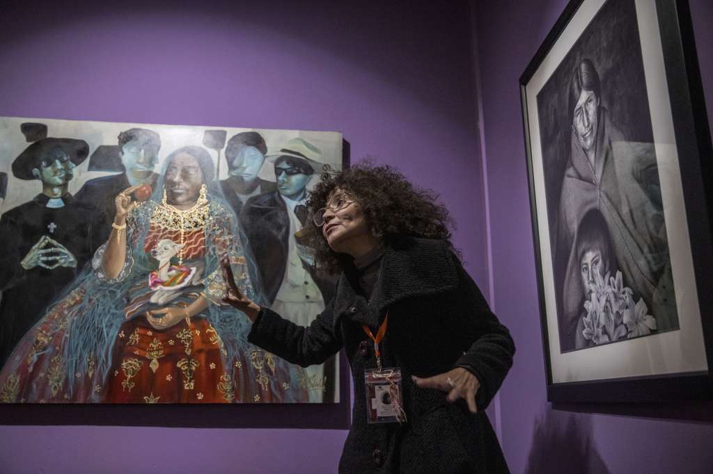 BOL01. LA PAZ (BOLIVIA) 16/05/2024- Una mujer realiza una visita guiada en el Museo Nacional de Arte (MNA) este jueves, en la ciudad de La Paz (Bolivia). Las autoridades culturales y turísticas de Bolivia presentaron este jueves un circuito integrado inicialmente por tres museos a los que se podrá ingresar con un boleto único, con el objetivo de incentivar el turismo cultural y difundir la riqueza patrimonial del país. La 'Ruta de Museos Turísticos, rumbo al bicentenario' es una iniciativa de la Fundación Cultural del Banco Central de Bolivia (FC-BCB) y el Viceministerio de Turismo EFE/Esteban Biba