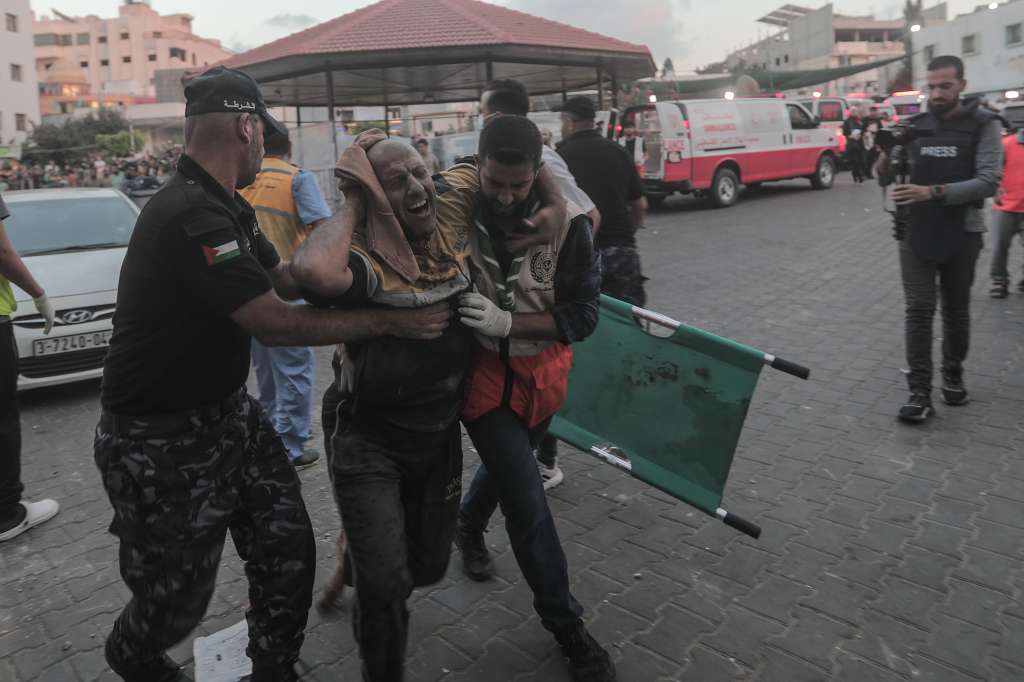 Gaza (---), 11/10/2023.- An injured Palestinian man arrives at Al-Shefa hospital in Gaza City, 11 October 2023. More than 1,000 Palestinians have been killed and over 5,000 others injured, according to the Palestinian Ministry of Health, after Israel started bombing the Palestinian enclave in response to attacks carried out by the Islamist movement Hamas on Israel from the Gaza Strip on 07 October. More than 3,000 people, including 1,500 militants from Hamas, have been killed and thousands injured in Gaza and Israel since 07 October, according to Israeli military sources and Palestinian officials. EFE/EPA/HAITHAM IMAD