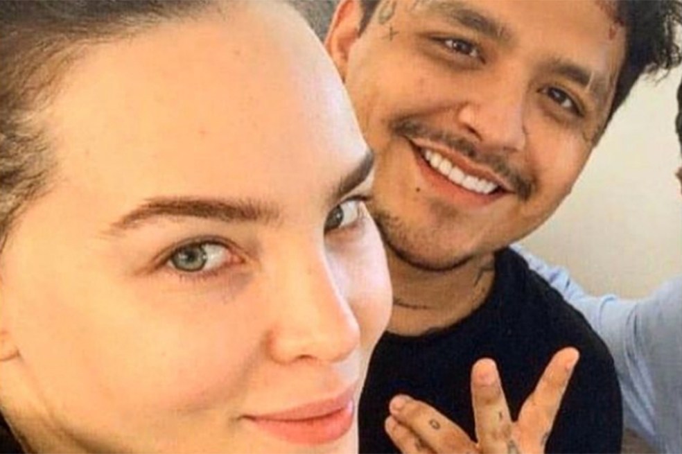 Nodal se tatuó en el pecho los ojos de Belinda, su prometida. Fue una de sus muestras de amor.