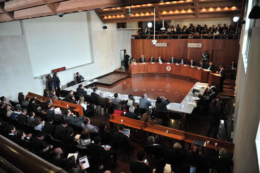 Audiencia del marco legal para la Paz ante la corte, entre los asistententes están: Juan Manuel Santos, presidente de la República; Gustavo Gallón, director de la comisión colombiana de juristas y demandante; Juan Fernando Cristo, presidente del congreso; Alejandro Ordoñez, Procurador general; Eduardo Montealegre, Fiscal General  y los magistrados de la corte Constitucional.