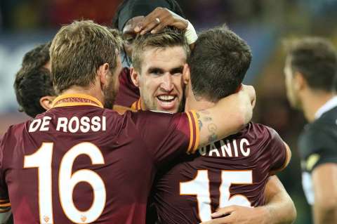 Roma venció al Parma y llegó a lo más alto de la Serie A