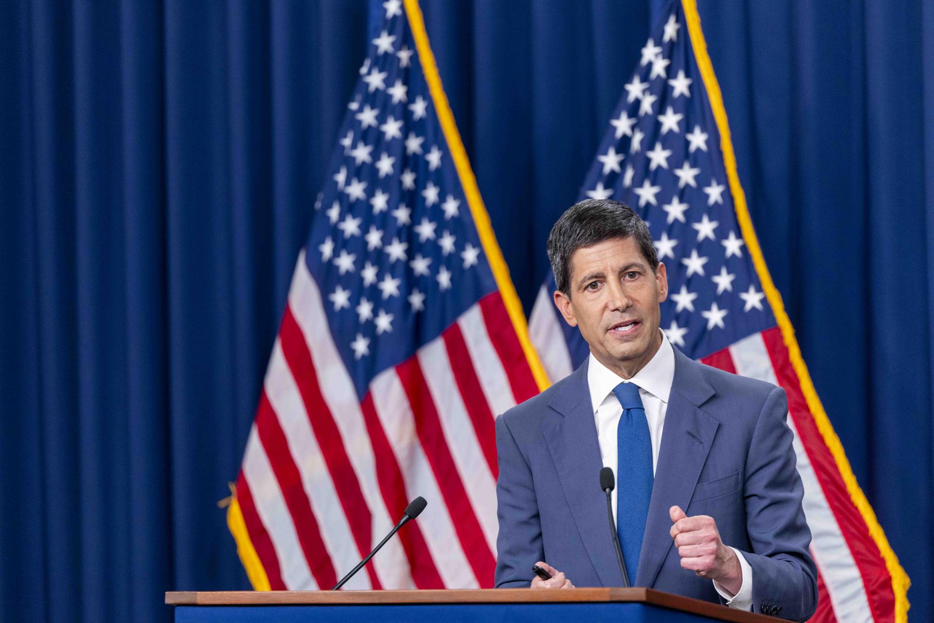 Washington (United States), 29/07/2026.- US Federal Reserve Board chairman Kevin Warsh responds to a question from the news media during a press conference at the Federal Reserve building in Washington, DC, USA, 29 July 2026. The Federal Reserve announced that interest rates will remain unchanged. EFE/EPA/SHAWN THEW