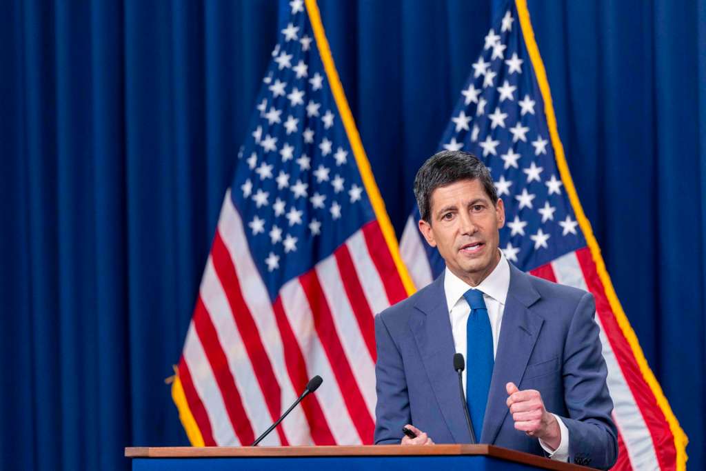 Washington (United States), 29/07/2026.- US Federal Reserve Board chairman Kevin Warsh responds to a question from the news media during a press conference at the Federal Reserve building in Washington, DC, USA, 29 July 2026. The Federal Reserve announced that interest rates will remain unchanged. EFE/EPA/SHAWN THEW