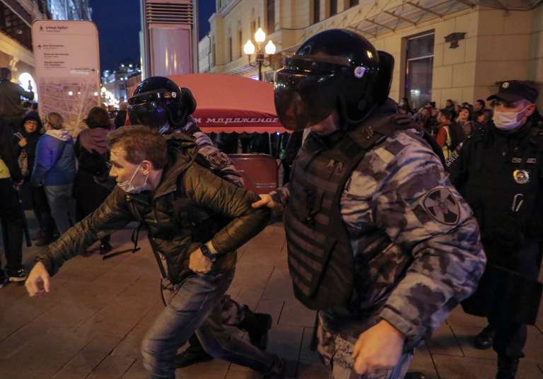 La policía rusa reprime una protesta contra el reclutamiento de reservistas para la guerra en Ucrania.