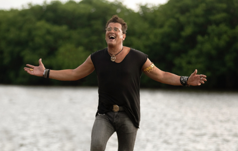 Imagen en la que aparece el cantante Carlos Vives en el video de "Cumbiana".