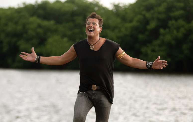 Imagen en la que aparece el cantante Carlos Vives en el video de "Cumbiana".
