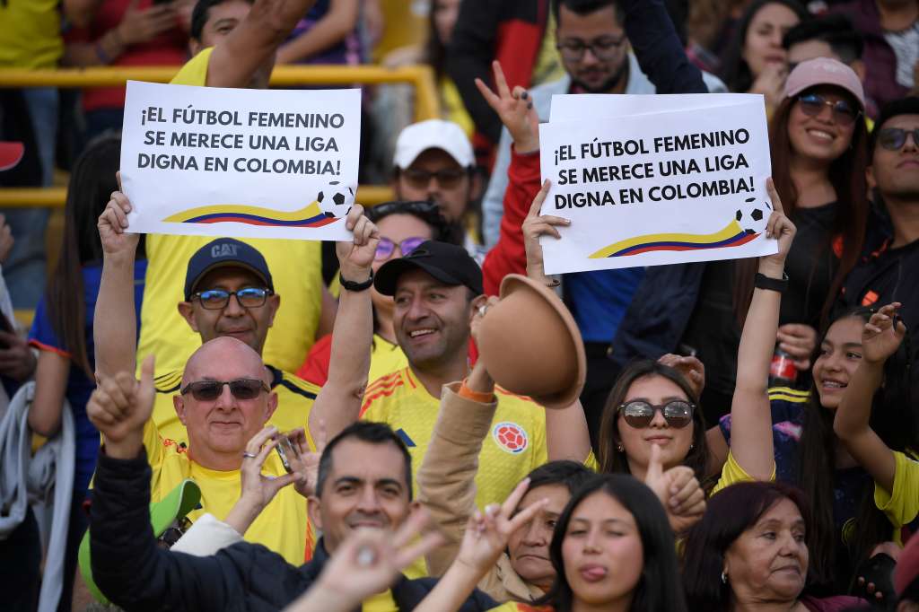 Hinchas colombianos, en el partido Colombia vs Australia, por la primera fecha del grupo A de la Copa Mundial femenina Sub-20.