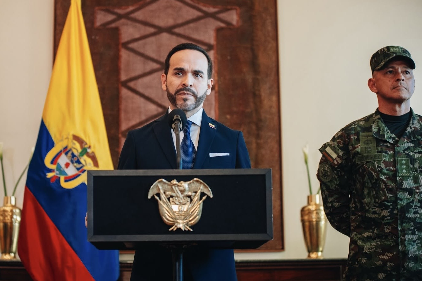 AME847. BARRANQUILLA (COLOMBIA), 20/08/2026.- Fotografía cedida por la Presidencia de Colombia que muestra al mandatario Abelardo de la Espriella (i) hablando durante una rueda de prensa este jueves, en Barranquilla (Colombia). "Me estoy rodeando de los mejores soldados, de los mejores generales para ganarle esta guerra a la criminalidad", afirmó De la Espriella en la ciudad caribeña de Barranquilla, donde reiteró que su Gobierno, que comenzó el pasado 7 de agosto, no dará "tregua" a los grupos criminales. EFE/ Presidencia de Colombia /SOLO USO EDITORIAL/ NO VENTAS/ SOLO DISPONIBLE PARA ILUSTRAR LA NOTICIA QUE ACOMPAÑA (CRÉDITO OBLIGATORIO)