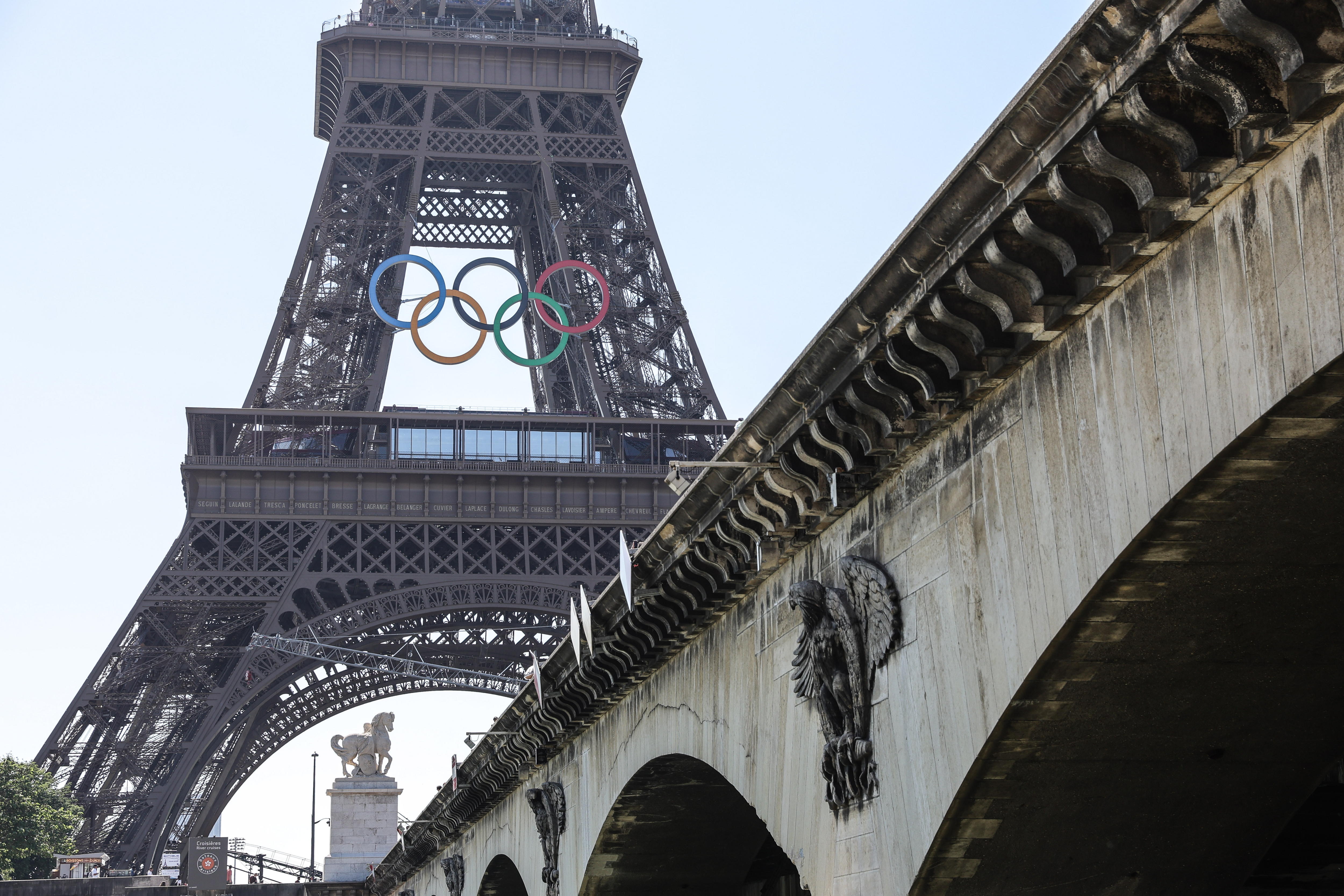 Paris (France), 07/06/2024.- View of the Eiffel tower with the Olympic rings in Paris, France, 07 June 2024. The Olympic rings were installed on the Eiffel Tower 50 days before the Paris 2024 Olympic and Paralympic Games. (Francia) EFE/EPA/TERESA SUAREZ