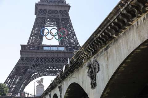 ¡Impresionante! La Torre Eiffel exhibe los cinco aros olímpicos: video