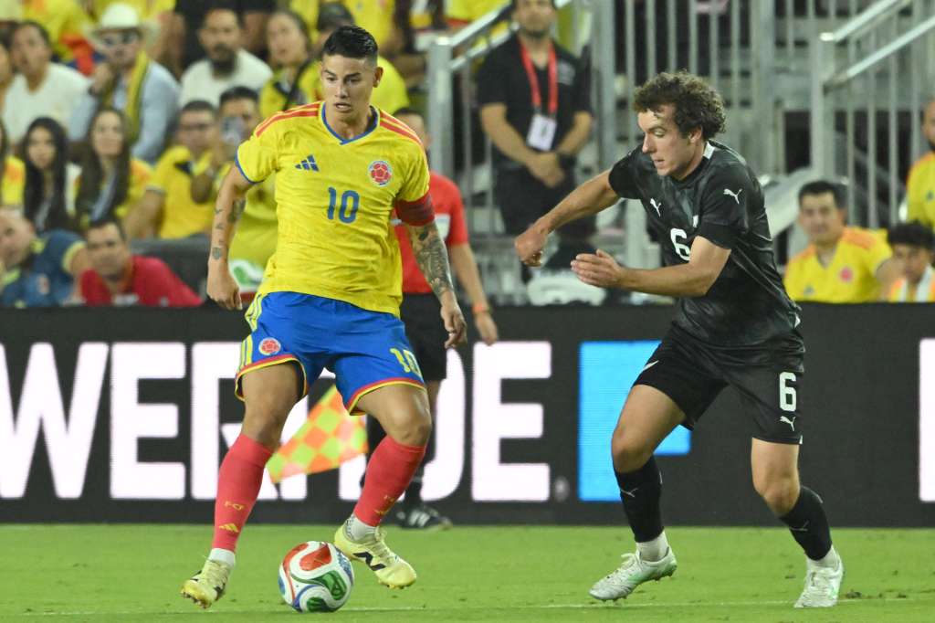 AME9457. FORT LAUDERDALE (ESTADOS UNIDOS), 15/11/2025.- James Rodríguez (i) de Colombia disputa un balón con Joe Bell de Nueva Zelanda este sábado, en un partido amistoso entre las selecciones de Colombia y Nueva Zelanda en el Chase Stadium, en Fort Lauderdale (Estados Unidos). EFE/ Giorgio Viera