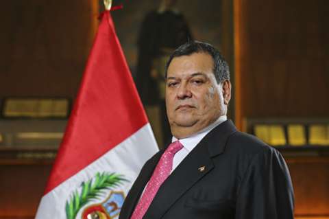 Ministro de Defensa de Perú renuncia tras indulto a Fujimori
