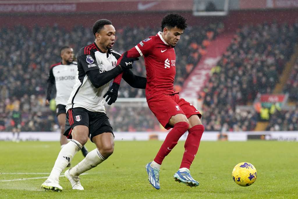 Liverpool (United Kingdom), 03/12/2023.- Luis Diaz (R) of Liverpool in action against Kenny Tete (L) of Fulham during the English Premier League soccer match between Liverpool FC and Fulham FC, in Liverpool, Britain, 03 December 2023. (Reino Unido) EFE/EPA/TIM KEETON EDITORIAL USE ONLY. No use with unauthorized audio, video, data, fixture lists, club/league logos, 'live' services or NFTs. Online in-match use limited to 120 images, no video emulation. No use in betting, games or single club/league/player publications.