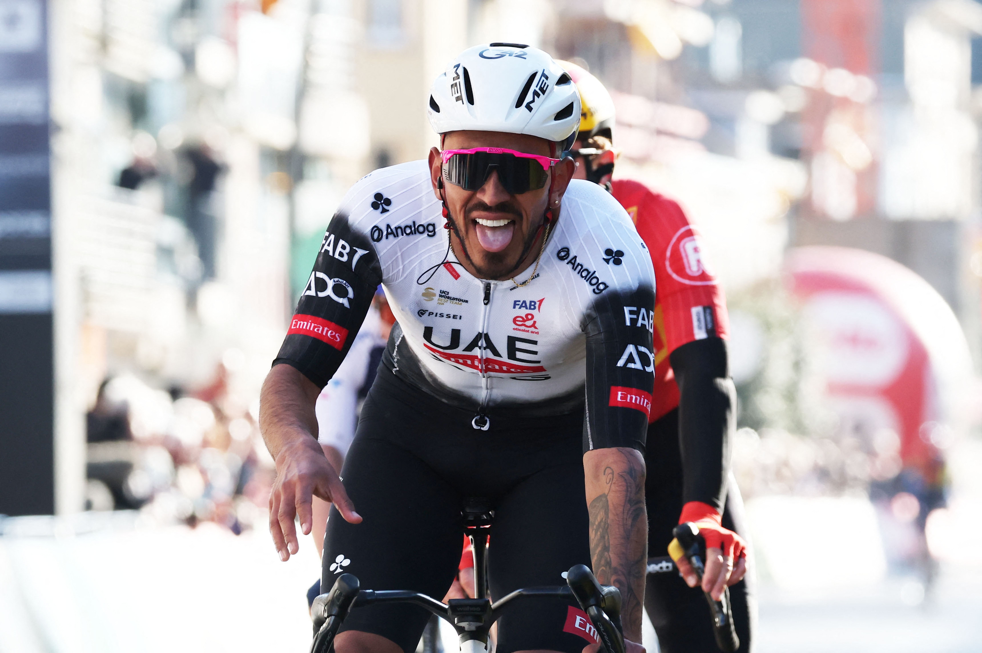 El colombiano Sebastián Molano del UAE Team Emirates celebra después de ganar la carrera ciclista élite masculina de un día 'Classic Brugge-De Panne', de 195,6 km desde Brujas a De Panne en De Panne, el 26 de marzo de 2025.