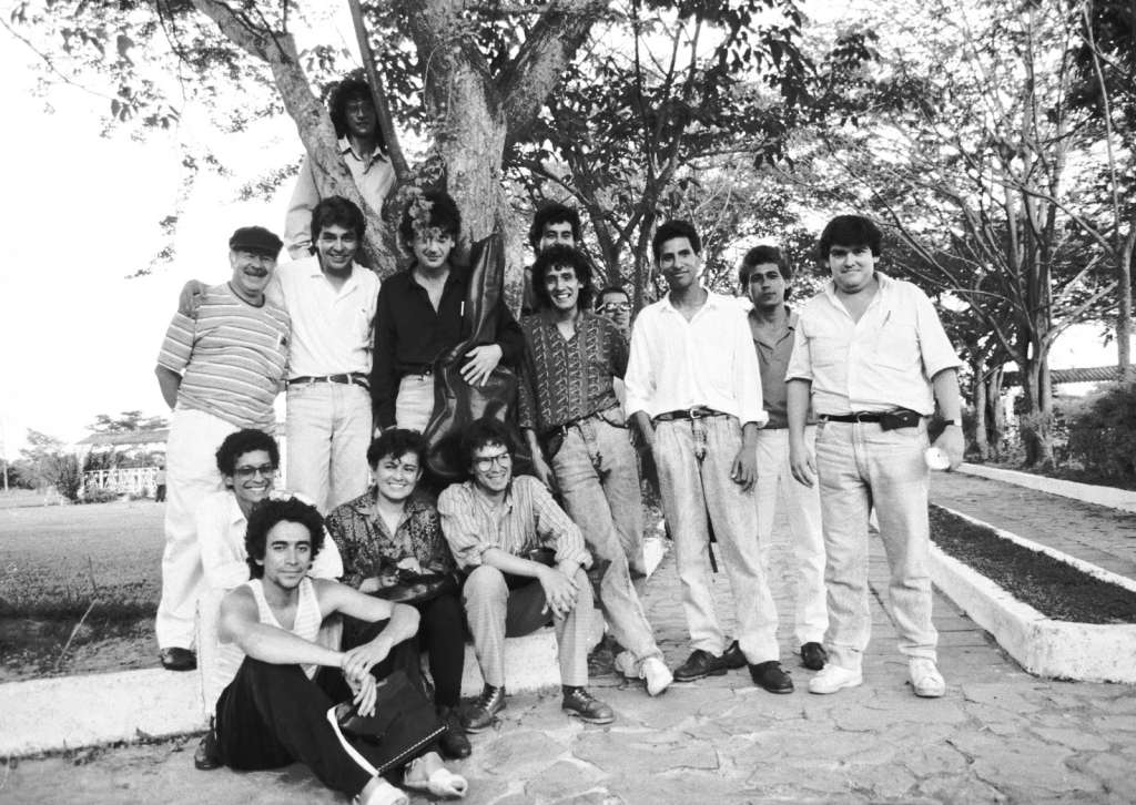 En el primer aniversario del asesinato de Julio Daniel Chaparro (abril 24 de 1992), el combo de Entreletras recibió la visita de sus escritores amigos de diversas ciudades del país. La foto fue tomada (por Constantino Castelblanco) en el cementerio, al lado de la tumba del poeta y de su árbol ávido. De izquierda a derecha (entre otros): de pie, Héctor Julio Chaparro (padre de Julio Daniel), Armando Rodríguez Ballesteros, Rolando Chaparro, Mauricio Contreras, Antonio Silvera y Jaime Fernández Molano. Sentados: Guillermo Linero Montes, Evelio Rosero Diago, Nubia Cubillos y Rafael Del castillo Matamoros.