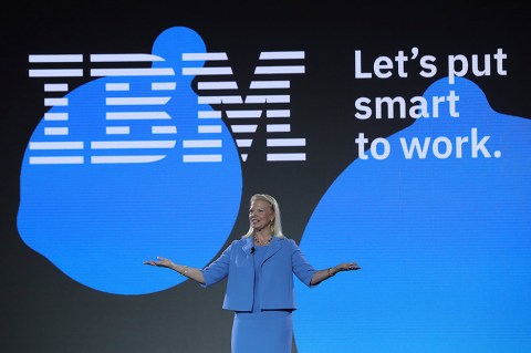 IBM reclama por contrato del Pentágono que favorecería a Amazon