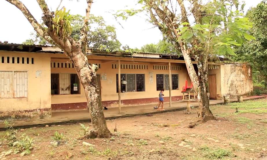 La escuela Monseñor Gerardo Valencia, en Puerto Torres, donde los paramilitares instalaron las "escuelas de la muerte".