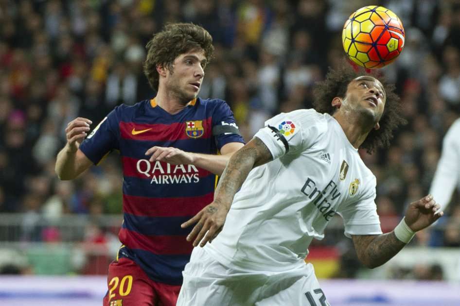 El brasilero Marcelo (d) durante el partido ante Barcelona. / AFP