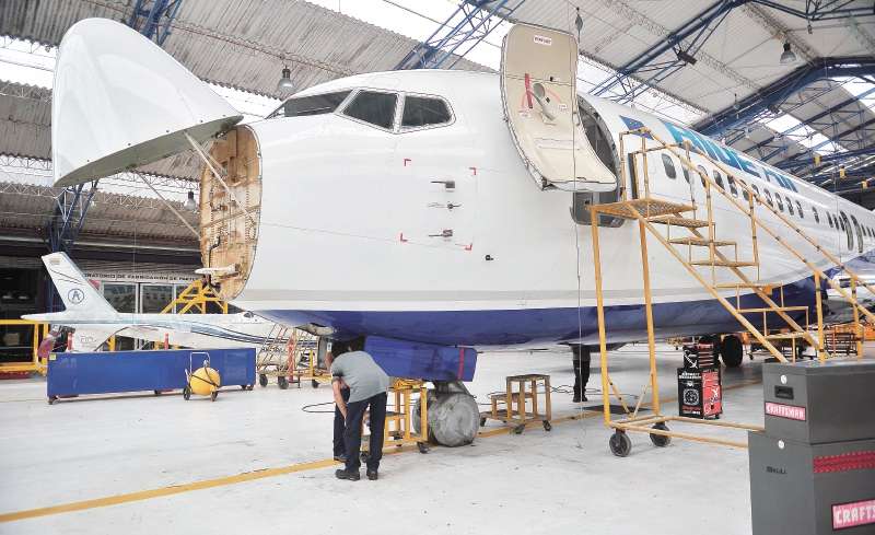 Taller de mantenimiento de la Corporación de la Industria Aeronáutica Colombiana (Ciac). / Óscar Pérez - El Espectador