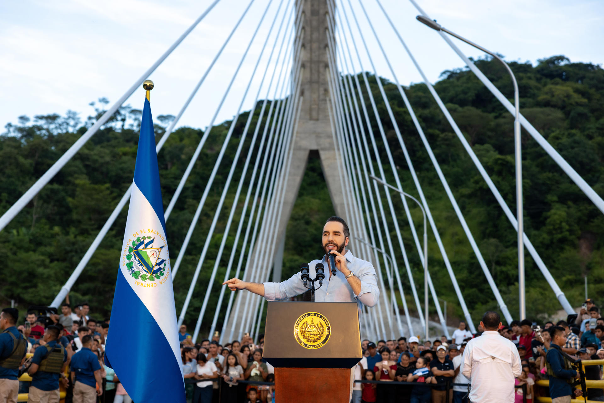 AME2453. SAN SALVADOR (EL SALVADOR), 21/08/2025.- Fotografía tomada el 11 de Agosto del 2025 cedida por el gobierno de El Salvador, que muestra a el presidente Nayib Bukele hablando durante la inauguración de un puente en San Miguel (El Salvador). La Administración de Donald Trump en Estados Unidos se ha convertido en el principal escudo internacional del presidente Bukele, respaldando una reciente reforma constitucional que habilita la reelección presidencial indefinida y desestimando las denuncias de violaciones a los derechos humanos en El Salvador, frente a las críticas de organismos internacionales y locales. EFE/ Gobierno de El Salvador /SOLO USO EDITORIAL/ NO VENTAS/ SOLO DISPONIBLE PARA ILUSTRAR LA NOTICIA QUE ACOMPAÑA (CRÉDITO OBLIGATORIO)
