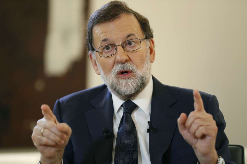 El jefe del Gobierno, Mariano Rajoy, ha exigido hoy al presidente de Cataluña, Carles Puigdemont, que renuncie a la declaración unilateral de independencia para evitar "males mayores" y ha asegurado que "sabe perfectamente lo que va a hacer" ante cualquier escenario y lo hará en el momento oportuno. / EFE