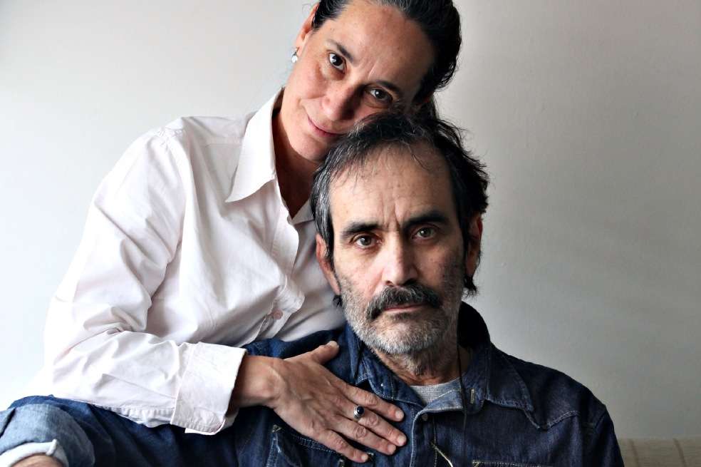 El novelista, periodista y fotógrafo Rafael Baena (1956-2015) con Amalia Carrillo, también literata, su esposa, madre de sus hijos y su primera lectora. / Claudia Rubio