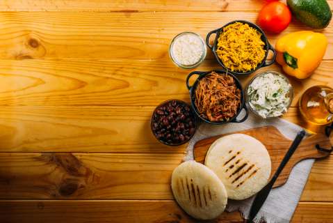 ¿Con ganas de arepa para el almuerzo? Esta receta de montaditos es para ti