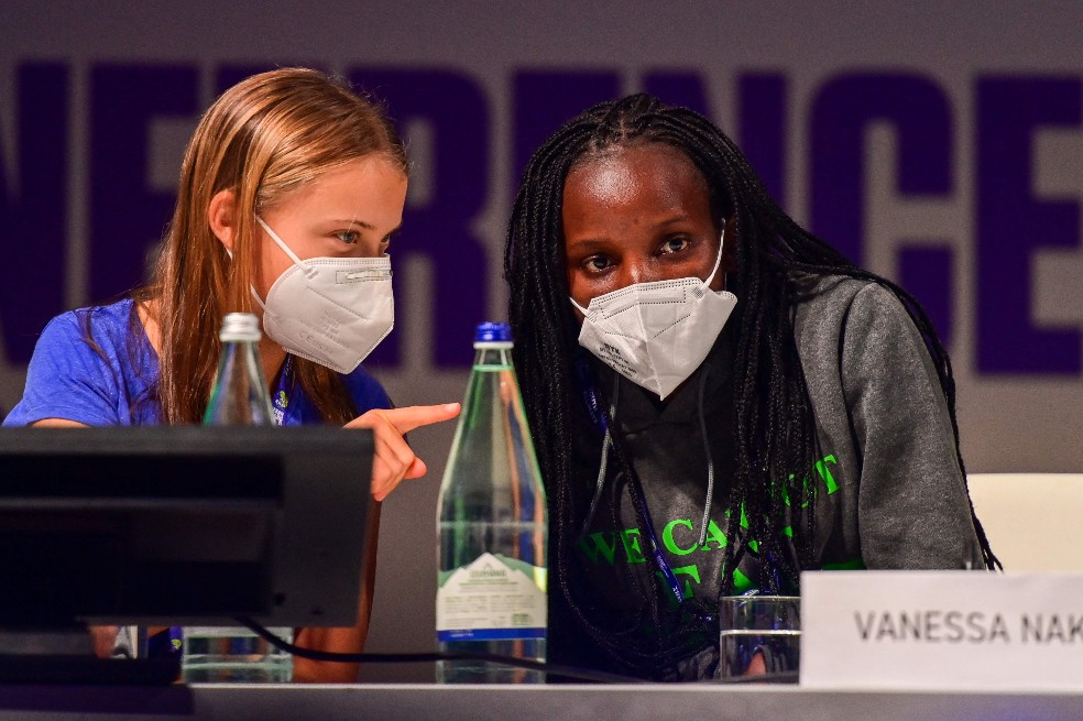 La activista climática sueca Greta Thunberg (izquierda) y la activista climática ugandesa Vanessa Nakate, durante la apertura de Youth4Climate.