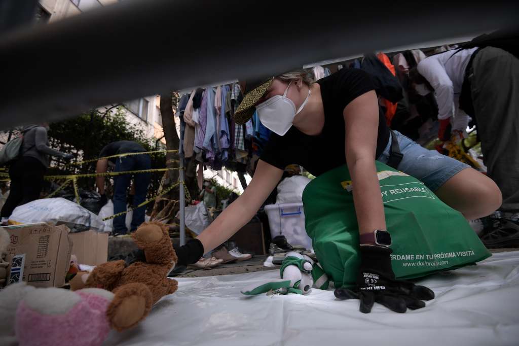 Rescatistas profesionales, acompañados por voluntarios y fuerza pública, retiran escombros y buscan sobrevivientes el 14 de agosto, luego del terremoto de 7.4 que azoto varias regiones de Colombia.