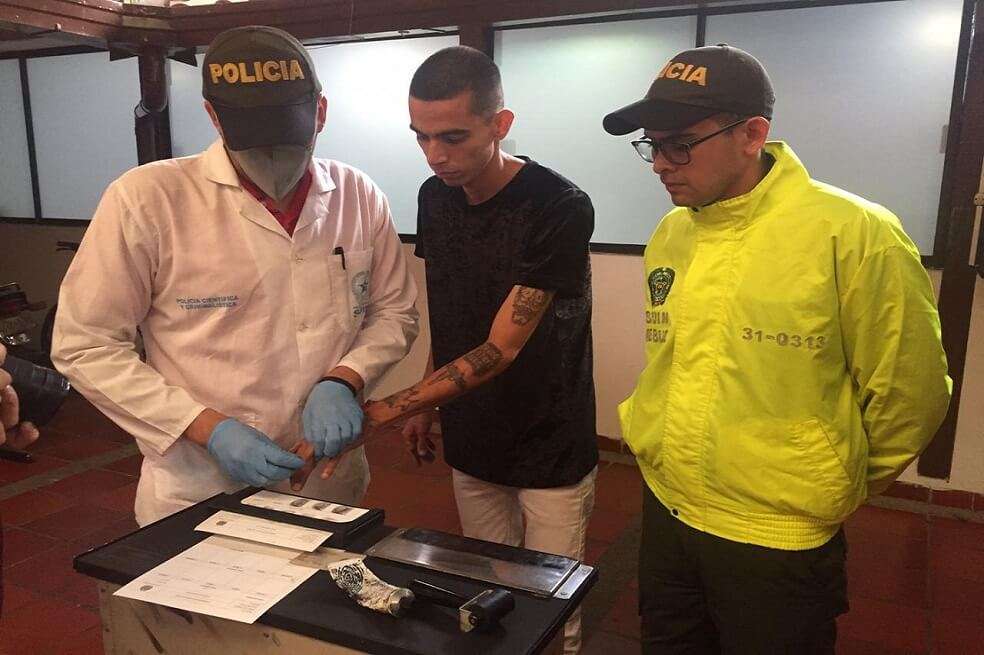 "Ahora debo entregarme pues no quiero huir y sé que algún tiempo me van a recluir", dice la canción. / Policía