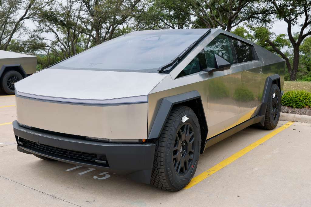 Austin (United States), 19/04/2024.- A general view of a Cybertruck parked in a parking lot in Austin, Texas, USA, 19 April 2024. Tesla has recalled all 3,878 of their Cybertrucks due to a faulty accelerator pedal which can become trapped, according to a statement by the US National Highway Traffic Safety Administration (NHTSA) . EFE/EPA/ADAM DAVIS